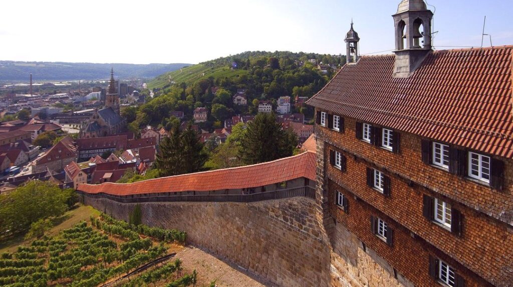 Burg Esslingen mit überdachter Aufstiegsmauer und Blick auf Esslingen